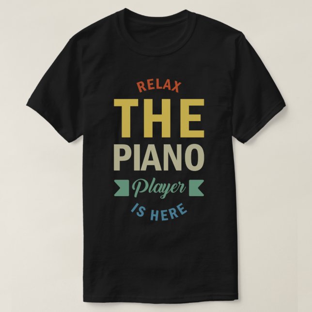 Entspannen Sie sich beim Pianisten, der hier das b T-Shirt (Design vorne)