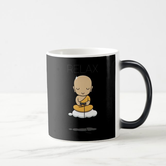 Entspannen Sie sich, buddhistischer Mönch spielt S Verwandlungstasse (Rechts)