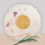 Entspannen Sie sich in der Flora Golden Romantic S Rundes Kissen<br><div class="desc">Zeit zum Entspannen? Mit diesem herrlich romantischen Rundkissen mit einem goldenen Kreis in der Mitte eine echte Leckerei! In diesem Zentrum stehen wunderschöne Blume mit Aquarellfarben. Die Schriftzypografie fügt auch eine persönliche moderne Touch hinzu. Geben Sie dieses Luxus-Kissen an Ihren Lieben oder belohnen Sie sich selbst, Sie verdienen es! Wenn...</div>