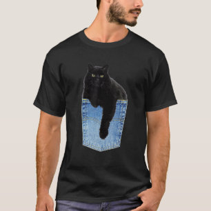 Entspannende schwarze Katze in Denim-Jeans-Tasche  T-Shirt