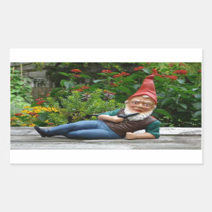 Entspannender Gnome mit Sankt-Kappe Rechteckiger Aufkleber