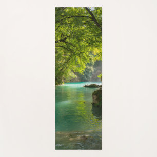 Entspannte Landschaft mit Wasser und Bäumen Yogamatte
