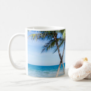 Entspannte Seascape-Aussicht mit Palmen am Strand Kaffeetasse