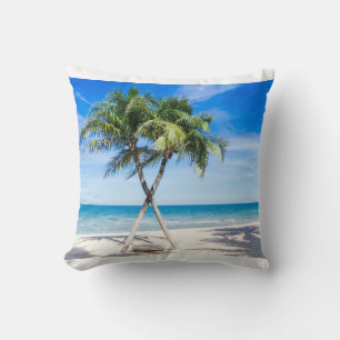 Entspannte Seascape-Aussicht mit Palmen am Strand Kissen