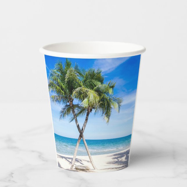 Entspannte Seascape-Aussicht mit Palmen am Strand Pappbecher (Vorderseite)
