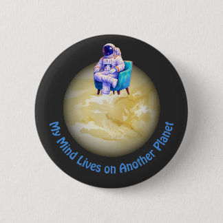 Entspannter Astronaut sitzt auf einem Planeten Button
