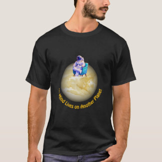 Entspannter Astronaut sitzt auf einem Planeten T-Shirt