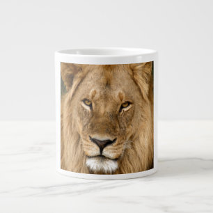 Entspannter Löwenking-Blick Jumbo-Tasse