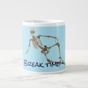 Entspanntes Skelett sagt "Break time" Jumbo-Tasse