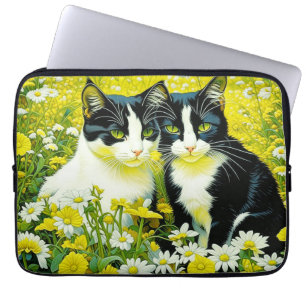 Entzückende Katzen sitzen auf einem Feld mit Gänse Laptopschutzhülle