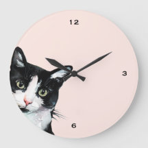 Entzückende spähende Katze erröten Uhr