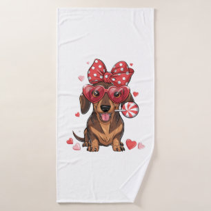 Entzückender Dachshund mit Herzbrille und Polka-Pu Badehandtuch