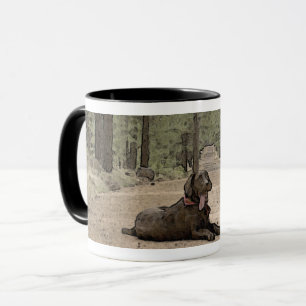 Entzückender Labrador retriever-Welpe auf Waldspu Tasse