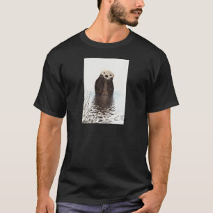 Entzückender lächelnder Otter im See T-Shirt