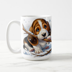 Entzückender Welpe hält einen schneebedeckten Stoc Kaffeetasse
