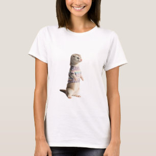 Entzückendes Frettchen in pastellfarbener Strickja T-Shirt