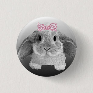 Entzückendes kleines Häschen mit einem rosa Boge Button