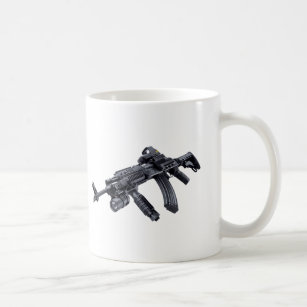 EOTech visierte taktisches AK-47Sturmgewehr an Kaffeetasse
