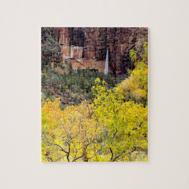 Ephemerialer Wasserfall strömt in der Felswand aus (Vertikal)