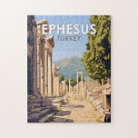 Ephesus Turkey Reisen Art Vintag<br><div class="desc">Ephesus im Stil der Vektorkunst. Ephesus ist eine antike Stadt in der zentralen ägäischen Region der Türkei,  nahe dem heutigen Selçuk. Seine Ausgrabungen spiegeln Jahrhunderte der Geschichte wider,  vom klassischen Griechenland bis zum Römischen Reich.</div>