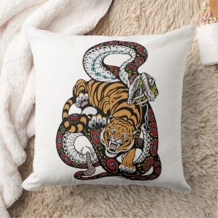 Epic Battle: Tiger vs. Schlange Kunst Kissen