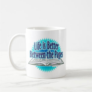 Episch zwischen den Seiten Blaues Leser-Autor-Slog Kaffeetasse