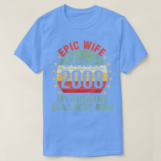 Epische Ehefrau seit 2008 mein Mann ist ein glückl T-Shirt (Design vorne)