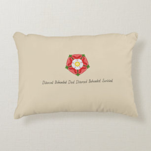 Épouses de Tudor avec le coussin rose d'accent de