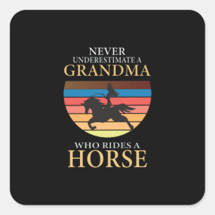 Equestrian Gift   Never Underestimate A Grandma Quadratischer Aufkleber