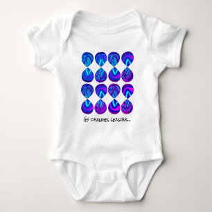 Er ändert die Jahreszeiten - Motivierend Text blau Baby Strampler
