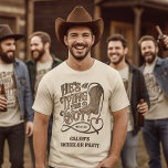 Er bindet die Knot-Western-Cowboy-Bachelor-Party T-Shirt<br><div class="desc">Feiern Sie mit den Junggesellen der Groom-to-be mit diesen niedlichen T - Shirt. Das rustikale Holzschnitt-Design enthält Vintage Schriftzeichen mit dem Text "He's Tying the Knot!" mit einem Western Cowboy-Stiefel und einem Lasso-Seil,  das eine Herzform bildet. Es gibt Platz für seinen Namen und das Datum der Veranstaltung.</div>