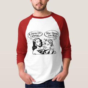 Er denkt, dass sie denkt T-Shirt
