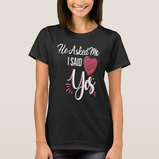 Er Fragte mich und ich sagte Ja Heirat Vorschlag f T-Shirt (Vorderseite)