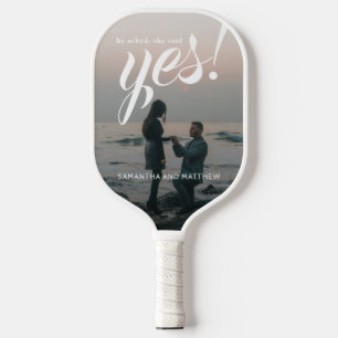 Er fragte, sie sagte Ja Foto-Verlobungsfeier Pickleball Schläger