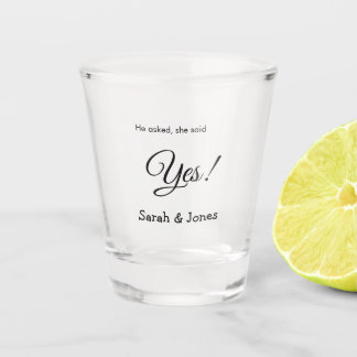 Er fragte, sie sagte ja Verlobung einfach minimal Schnapsglas