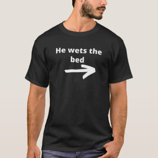 Er geht auf das Bett. mit einem Pfeil. T-Shirt