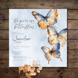 Er gibt mir Butterflies blaues Brautparty Einladung