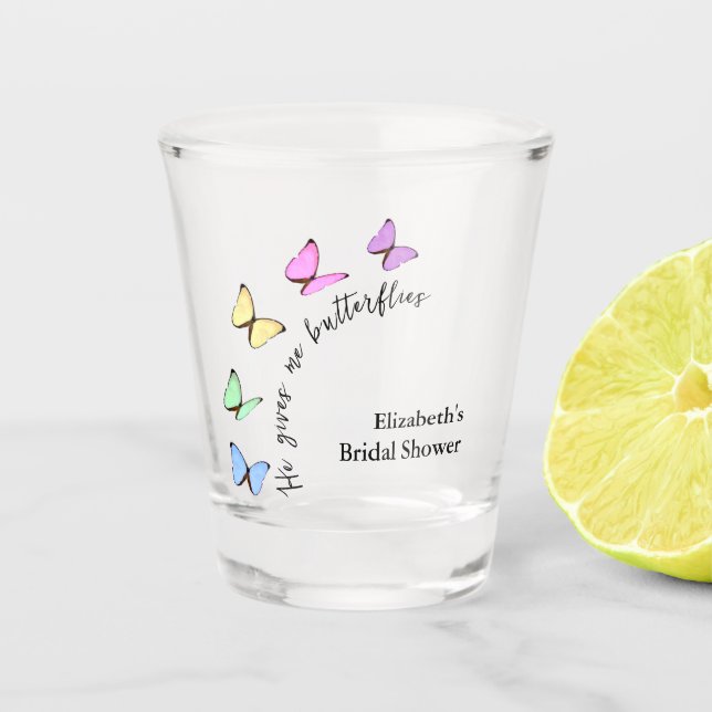 Er gibt mir Schmetterlinge Brautparty Schnapsglas (Vorderseite)