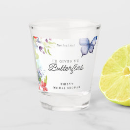Er gibt mir Schmetterlinge Brautparty Schnapsglas