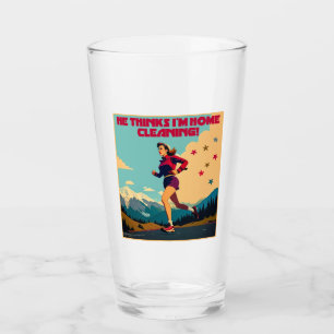 Er glaubt, ich bin Zuhause und säubere Sassy Runne Glas