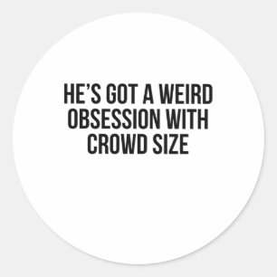 Er Got eine komische Besessenheit mit Crowd Size S Runder Aufkleber