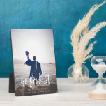 Er hat es moderne Script Abschluss Foto Fotoplatte<br><div class="desc">Er hat es moderne Script Typ Abschluss Foto Plaque. Glückwünsche die GRAD! Herzlichen Glückwunsch zu ihrem wohlverdienten Erfolg und feiern sie mit dieser schönen Tischplatte mit Ständer Ständer. Alle Texte sind so vorbereitet,  dass Sie sie einfach und schnell mit Ihren eigenen Details personalisieren können.</div>