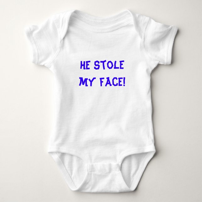 Er hat mir das Gesicht gestohlen! Baby Strampler (Vorderseite)