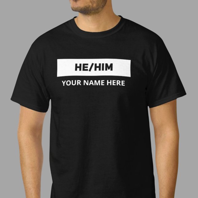 Er hat Pronouns Schwarz-Weiß T-Shirt (Von Creator hochgeladen)