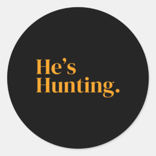 Er ist auf der Jagd 2 Runder Aufkleber