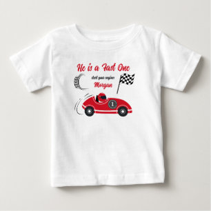 Er ist ein schneller roter Rennwagen zum Geburtsta Baby T-shirt