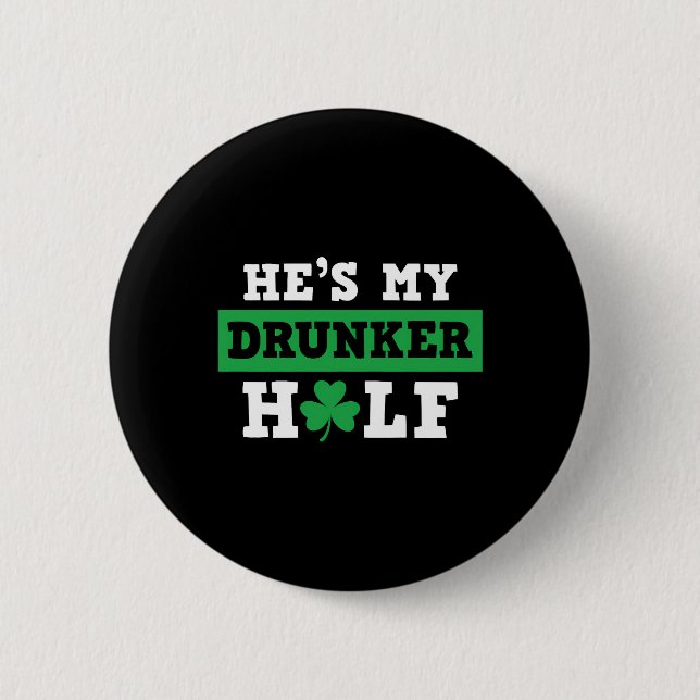 Er ist mein Betrunkenerer Patrick-halber St-Patty- Button (Vorderseite)