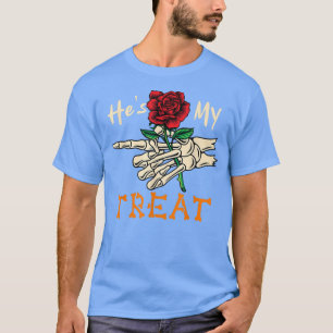 Er ist mein Halloween-Skelett-Treat-Hand hält Flo T-Shirt
