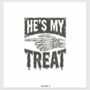 Er ist mein Leckerli-Skelett-Hand-Halloween-Shirt- Aufkleber