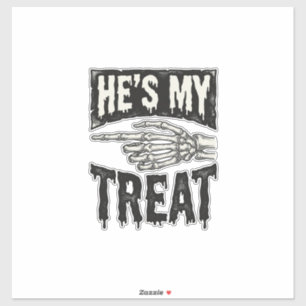 Er ist mein Leckerli-Skelett-Hand-Halloween-Shirt- Aufkleber